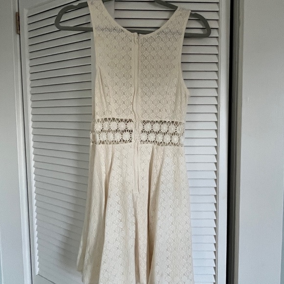 Free People Crochet & Lace “Fitted with Daisies” mini - Cream - Size 6 - Picture 7 of 10
